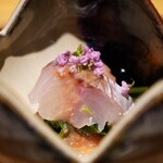 日本料理FUJI - 一口で感じる抜群のハリに反した柔らかな口溶け。梅肉の酸味が身の旨味に厚みを与えて、素晴らしい素材をより誇張させる。 空芯菜の付け合せ、そして紫蘇の花が醸す香りで統一感を高める。ただただ美味い！