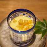 日本料理FUJI - 糖度20度という甘いとうもろこしは"味来"という品種。 冷製な口当たりにしっかり伝わる甘みと香り。揚げたコーンを潰すと、少しの油分からナチュラルに上書きされる抜群の甘みを主張。 口を優しく、そして香りで包みこむようにコースの始まりをアイドリングさせる。