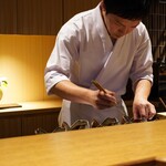 日本料理FUJI - 店主の藤岡雅貴氏。
      若き料理人は丹念に料理と向き合い、進行するスピード感が食べ手を次のヒトサラへと魅了させていく。