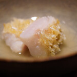 日本料理FUJI - パリッとした煌めきに少しのえんみが身の甘みへ極上のエッセンスとして与えていく。含んだお出汁と共に身の旨さがギュッと溢れ包み、衣の食感がどこまでも旨さへ引き込んでいく。そして後に待つ至極の余韻と多幸感。