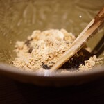 日本料理FUJI - ウォーター感たっぷりのお餅にエアリーなきな粉が少しのえんみを持たせながら引き立てる香りと甘みの一体感。 コースの終わりに甘く締めてくれる。