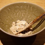 日本料理FUJI - ●わらび餅
      きな粉を敷いてお餅を乗せたら、さらにきな粉でサンド。