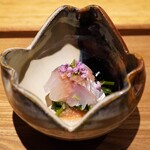 日本料理FUJI - ●活き〆鯵（焼津 定置）、空芯菜、葱オイルと梅肉たれ
      泳がせたまま市場で神経〆された活き〆鯵。