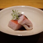 日本料理FUJI - ●金目鯛、藤枝の椎茸
      活き〆された極上の金目鯛を低温の油でサッと揚げたもの。甘辛いタレと合わせることで金目鯛の煮付けをイメージするヒトサラ。