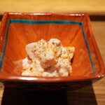 日本料理FUJI - ●桃の白和え
      煎りたての胡麻と合わせるのはなんと桃。 圧をかけると桃は瑞々しく、煎り胡麻のコクと香りが桃の味わいに輪郭をつくりながらジューシーに口内を潤す。