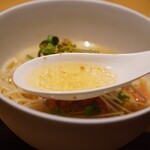 日本料理FUJI - 透明感がありながらも、奥から攻めてくるコクと旨味のあるスープ。 そこに甲殻類と胡麻の香りが降りて、トマトを添えた意味をハッキリと見出してくれる味わい。