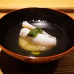 日本料理FUJI - ●お椀
      メバル（焼津 釣り）、じゃがいも饅頭
      先ほどの挽きたての一番だしを合わせます。