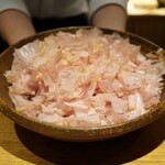 日本料理FUJI - 削りたての鰹節は焼津産。薪で燻し上げながら作られたもので、一般のものよりスモーキーな薫香が特徴。