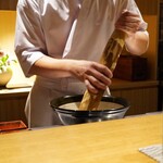 日本料理FUJI - 擦り潰すと、さらに華やかな香りを全開に。