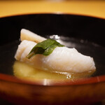 日本料理FUJI - 舌に転がすと円やかな旨味をグッと主張しながらも、塩気を含ませたメバルの旨味が負けずに出汁に映える！ メークイーンは香りと味わいを豊かに、それぞれの素材を繋ぐ出汁の味わいは奥深く一体感あふれるように魅了する。