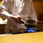 日本料理FUJI - 煎り胡麻が静かに作られていくと、自然にフロアを包んでいく風味によって夢中にさせる。