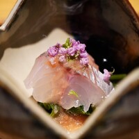 日本料理FUJI - 一口で感じる抜群のハリに反した柔らかな口溶け。梅肉の酸味が身の旨味に厚みを与えて、素晴らしい素材をより誇張させる。 空芯菜の付け合せ、そして紫蘇の花が醸す香りで統一感を高める。ただただ美味い！