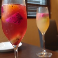 Fruits Bistro SABLIER - フルーツスパークリング。手前がアルコール、奥がノンアルコール。