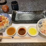 とんかつ マンジェ - サラダ、ソース類、オリーブオイル、漬け物、奥の黒い皿の白いのが白トリュフソルト