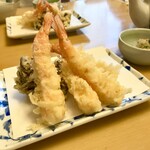 天ぷら よこい - ●二皿目
      ・海老
      ・黒舞茸