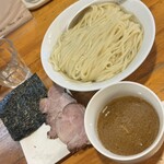 極汁美麺 umami - 超羅臼昆布水の黒豚豚骨地鶏白湯醤油つけ麺
