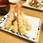 天ぷら よこい - ●二皿目
      ・海老
      ・黒舞茸