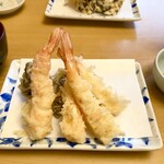 天ぷら よこい - ●二皿目
      ・海老
      ・黒舞茸