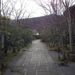 旅亭半水廬 - では小径を通って部屋の方へ。