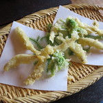 鮎の幼魚「氷魚」とふきのとうの天ぷら