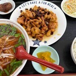 中華料理 宝山 - 鶏と唐辛子炒め、、、って、揚げてるし