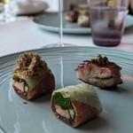 254671342 - 京丹波町産山城農産京鴨と芽葱のダックロール。日々アップデートされている。今回は揚げパンが無くなり、芽葱の比率が高くなっていた。これによりシャキシャキとした食感と清涼感、そして鴨の旨味をより一層楽しめる