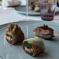 広東料理 センス - 京丹波町産山城農産京鴨と芽葱のダックロール。日々アップデートされている。今回は揚げパンが無くなり、芽葱の比率が高くなっていた。これによりシャキシャキとした食感と清涼感、そして鴨の旨味をより一層楽しめる