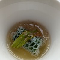 広東料理 センス - アミューズ。ツバメの巣を詰めたズッキーニととろみのついた上湯スープ。スープが格別。綺麗に澄んだ旨味が薄い膜のように、ふわっとじんわり口の中に広がる感覚。