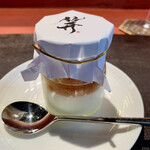 Ji-Cube - ライチプリン　蓋がされた状態で出される