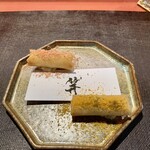 Ji-Cube - ヤングコーンの春巻き　パリパリの皮　黄色い粉はからすみで、ピンクの粉は金華ハムをすりおろしたもの