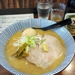 灼味噌らーめん 八堂八 - 味玉味噌 1150円、赤星(中瓶) 700円