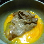 金谷 - 焼きあがった肉を卵に付けて