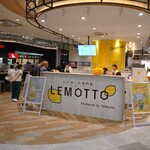 LEMOTTO - 店の前にテーブルあり