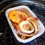 焼肉きんぐ - エビとイカのバターホイル焼