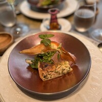 カジュアルフレンチ　アミー - 前菜　ケールのキッシュとお野菜・生ハム
