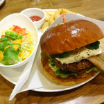 マグズカフェ - 3月限定＠厚切りベーコンとブロッコリーのツナマヨバーガー （ディナーセット）