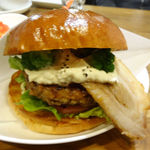 マグズカフェ - 3月限定＠厚切りベーコンとブロッコリーのツナマヨバーガー （アップ）