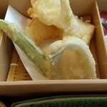 雪庭 - 揚げたてぽい、天ぷら。キス、ヤングコーン、おくら、イカ、玉ねぎ。最高です。塩でいただきます。