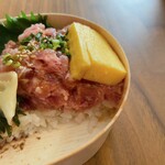 築地やまの - 海鮮ハーフ尽くし　本マグロ✖️ねぎとろ（断面図）