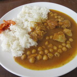 インド料理 SALAAR - チキンと豆のカレー650円