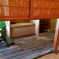祇園 丸山 - カウンターから玄関方向。がら空き。