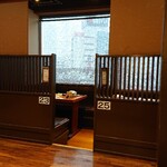 魚民 - 窓際の席では取手駅のロータリーの様子を伺いながら食事できます。本当はこちらの席が良かったです…