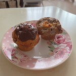 日々 - 左からチョコとストロベリー、桃と紅茶のハズ… ここのマフィンのサクサクが病みつきになります！！米粉のせいで？？？