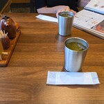 うなぎ乃助 - 冷たいお茶、氷入りです