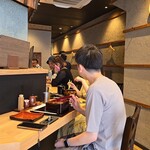 うなぎ乃助 - カウンター席が続き、奥には個室