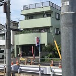 天紅 - 拡張工事途中の道路沿いに建つ。