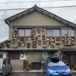 とんかつえびす庵 - ロースとヒレのとんかつ専門店。木箱が取り付けられた中々に独創的な外観。