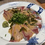 254717861 - 鮮魚のごま醤油 久しぶりにごまだれのお魚をいただきました。少し甘めのゴマだれが懐かしい九州のお味です。山葵とネギでさっぱりと頂きます。