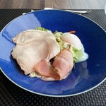 リコモンテ - シーザーサラダ ローストポークと温度玉子を添えて❗️