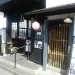 Inaka An - 左側で販売しています。右のドアを入ると中でも食べられます。